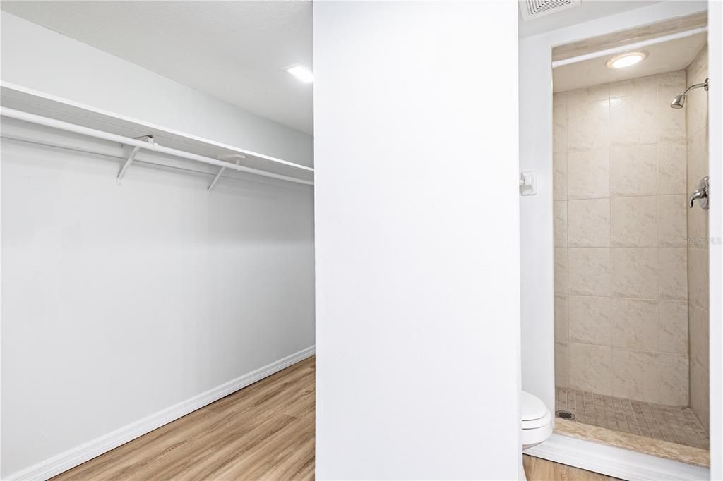 На продажу: $173,700 (2 спален, 2 ванн, 1040 Квадратных фут)