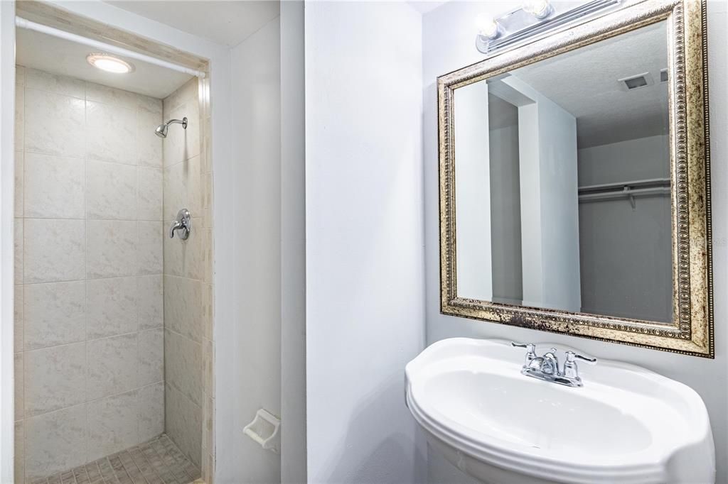 На продажу: $173,700 (2 спален, 2 ванн, 1040 Квадратных фут)