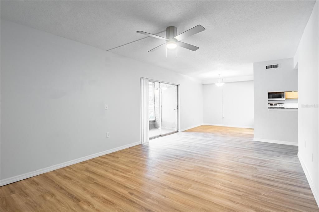 На продажу: $173,700 (2 спален, 2 ванн, 1040 Квадратных фут)