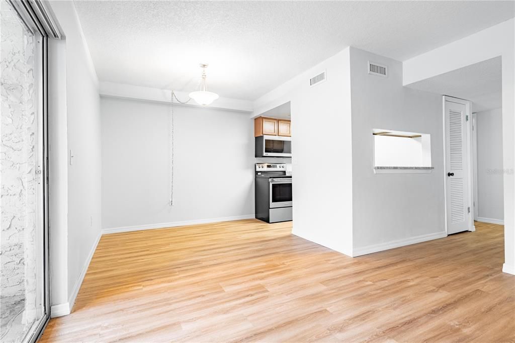 На продажу: $173,700 (2 спален, 2 ванн, 1040 Квадратных фут)