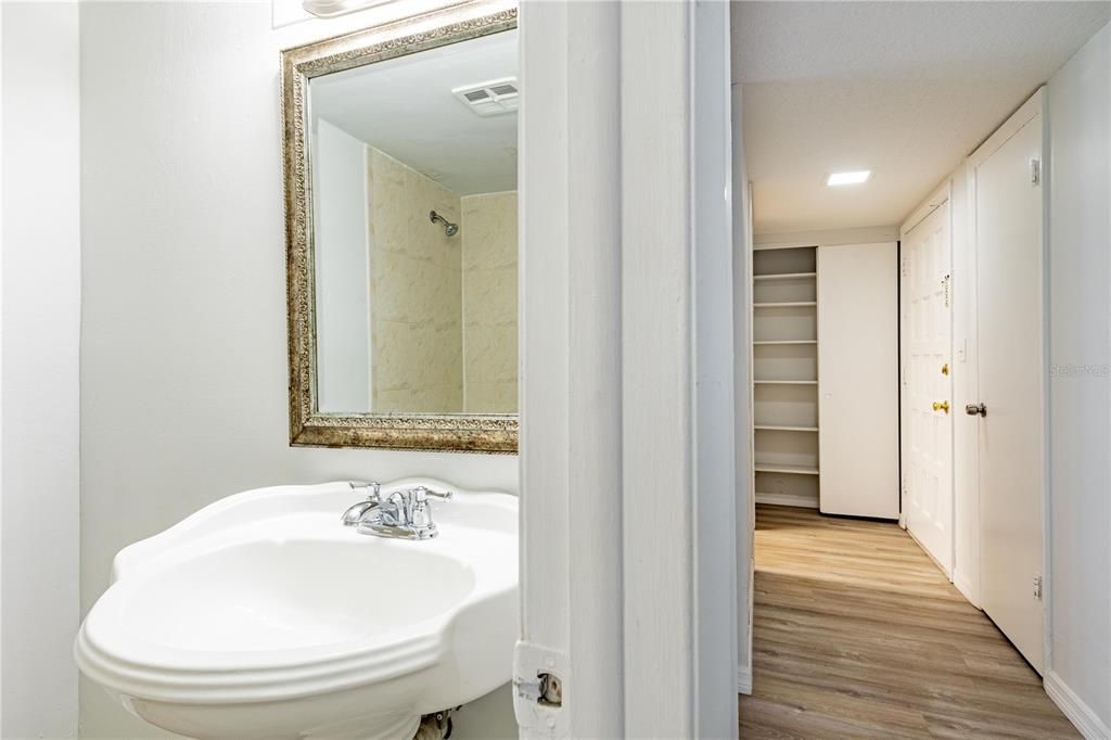 На продажу: $173,700 (2 спален, 2 ванн, 1040 Квадратных фут)