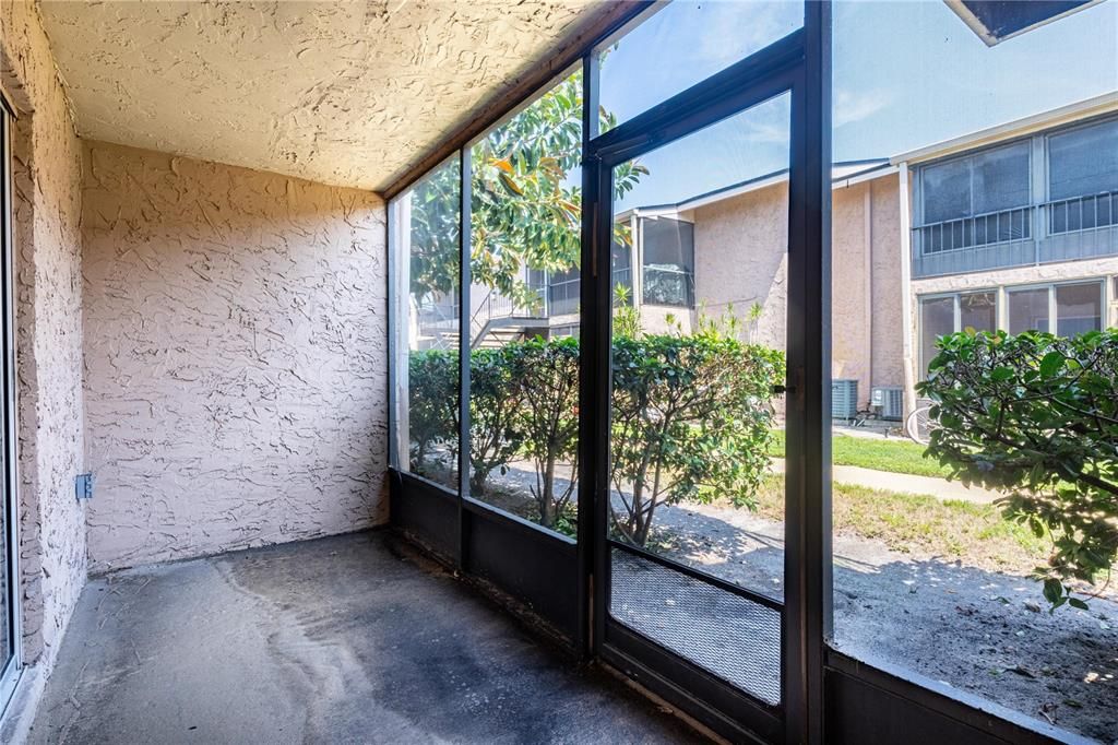 На продажу: $173,700 (2 спален, 2 ванн, 1040 Квадратных фут)