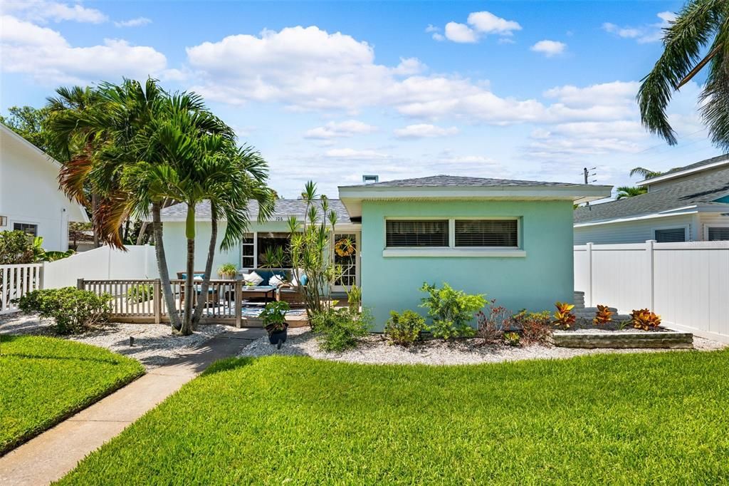 Active With Contract: $999,000 (3 beds, 3 baths, 1883 Square Feet)