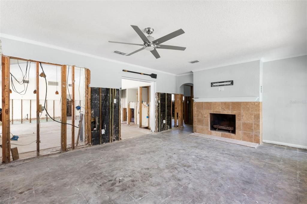 Active With Contract: $999,000 (3 beds, 3 baths, 1883 Square Feet)