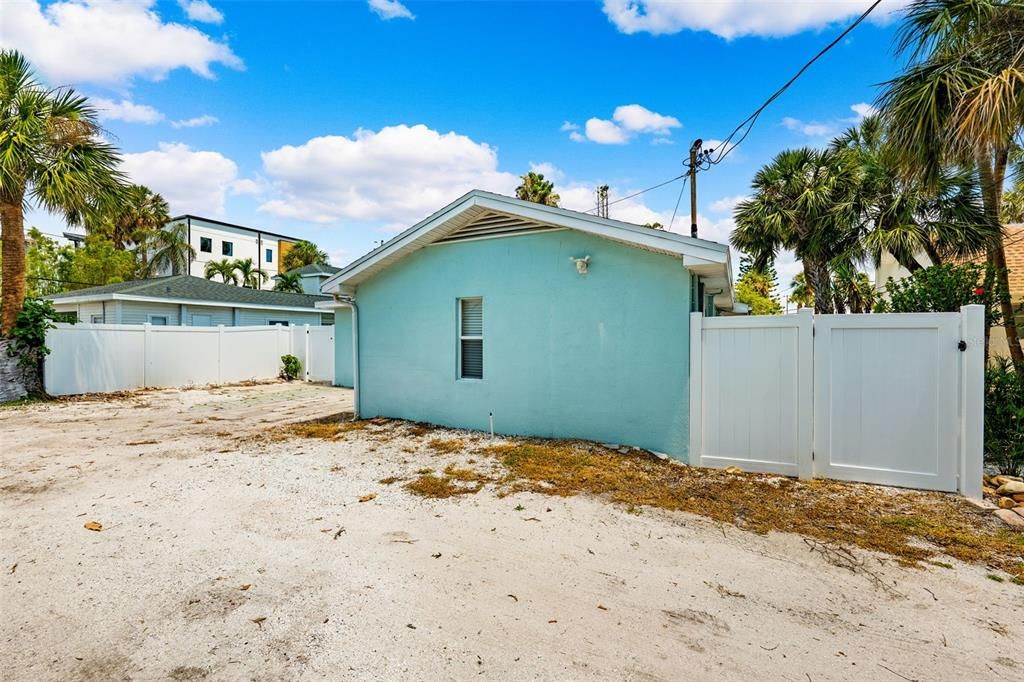 Active With Contract: $999,000 (3 beds, 3 baths, 1883 Square Feet)