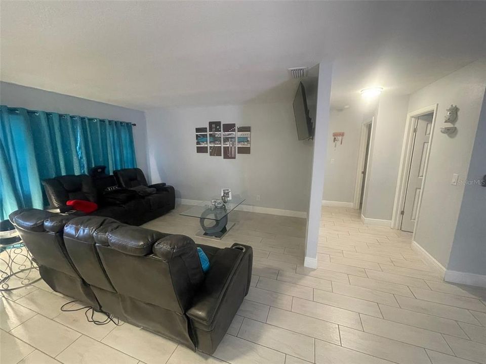 合同活跃: $354,900 (3 贝兹, 2 浴室, 1550 平方英尺)