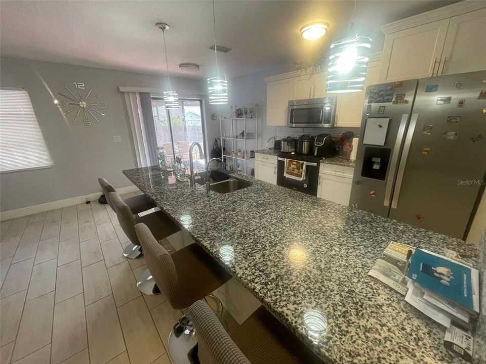 合同活跃: $354,900 (3 贝兹, 2 浴室, 1550 平方英尺)