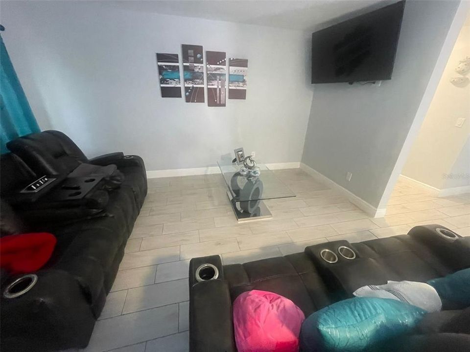 合同活跃: $354,900 (3 贝兹, 2 浴室, 1550 平方英尺)