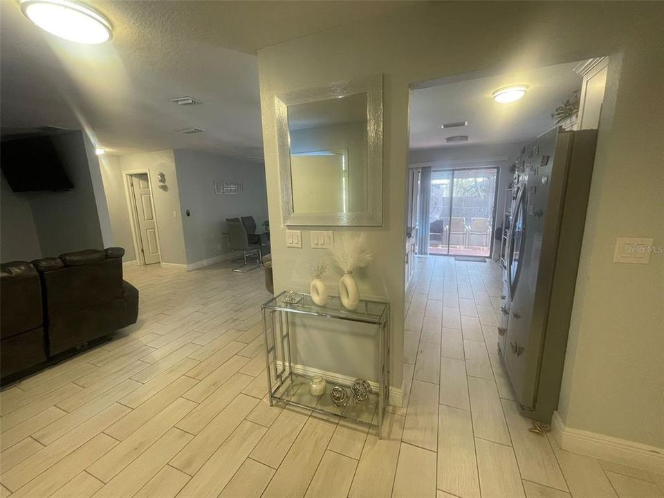 合同活跃: $354,900 (3 贝兹, 2 浴室, 1550 平方英尺)