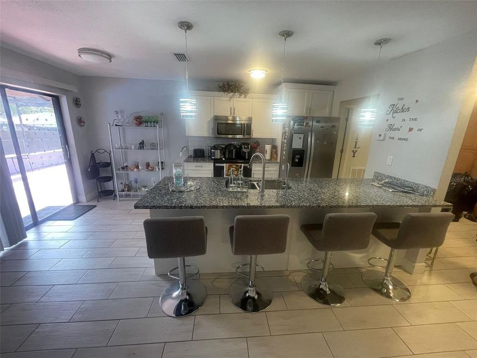 合同活跃: $354,900 (3 贝兹, 2 浴室, 1550 平方英尺)