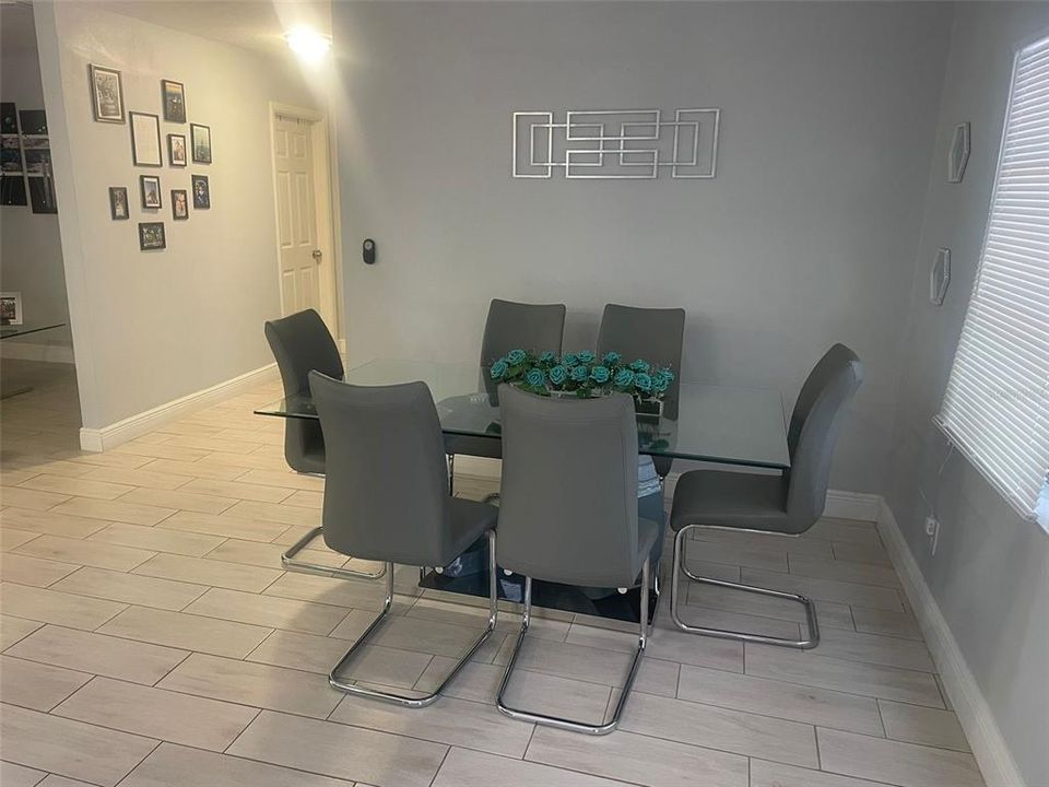 合同活跃: $354,900 (3 贝兹, 2 浴室, 1550 平方英尺)