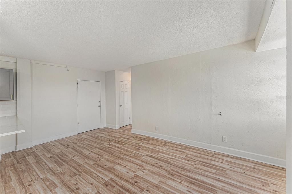 For Sale: $100,000 (1 beds, 1 baths, 708 Square Feet)