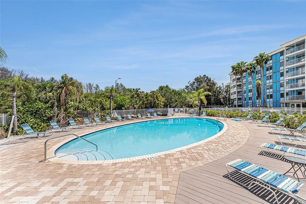 For Sale: $100,000 (1 beds, 1 baths, 708 Square Feet)