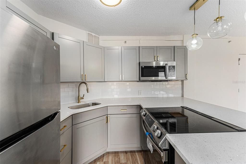 For Sale: $100,000 (1 beds, 1 baths, 708 Square Feet)