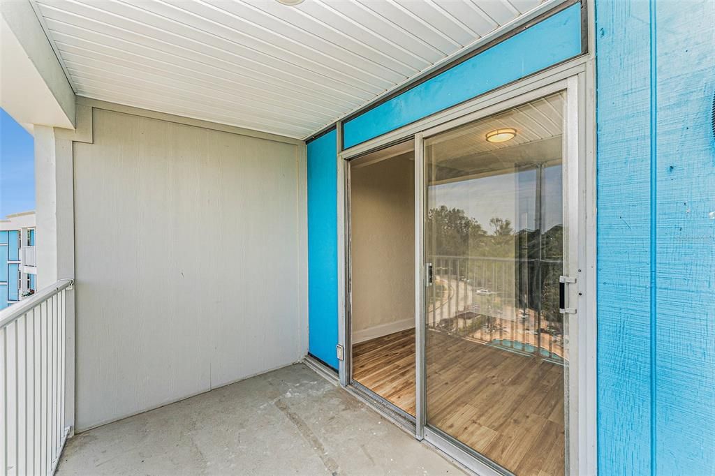 For Sale: $100,000 (1 beds, 1 baths, 708 Square Feet)