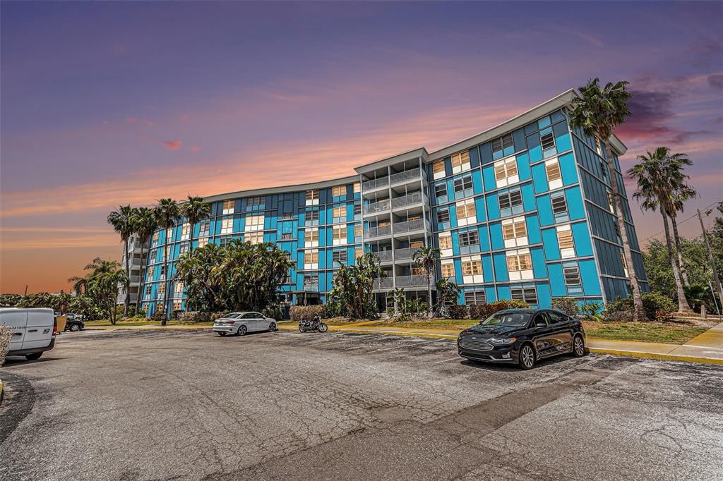 For Sale: $100,000 (1 beds, 1 baths, 708 Square Feet)