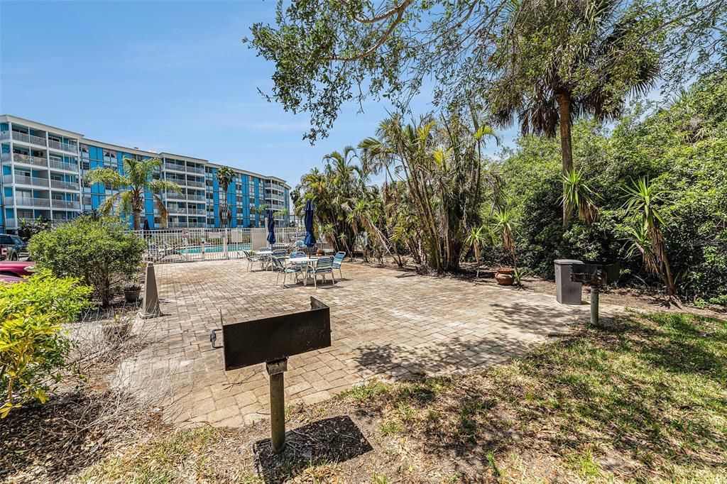 For Sale: $100,000 (1 beds, 1 baths, 708 Square Feet)