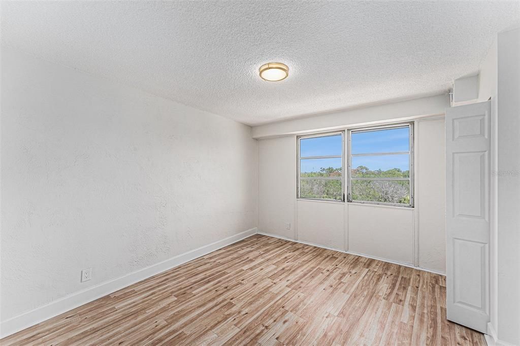 For Sale: $100,000 (1 beds, 1 baths, 708 Square Feet)