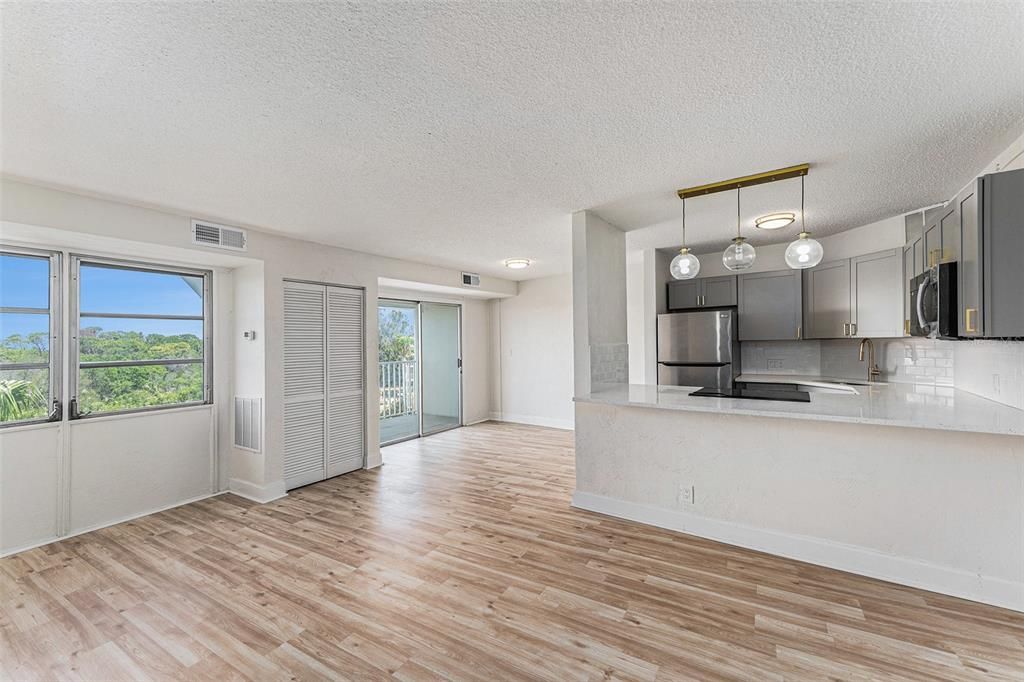 For Sale: $100,000 (1 beds, 1 baths, 708 Square Feet)