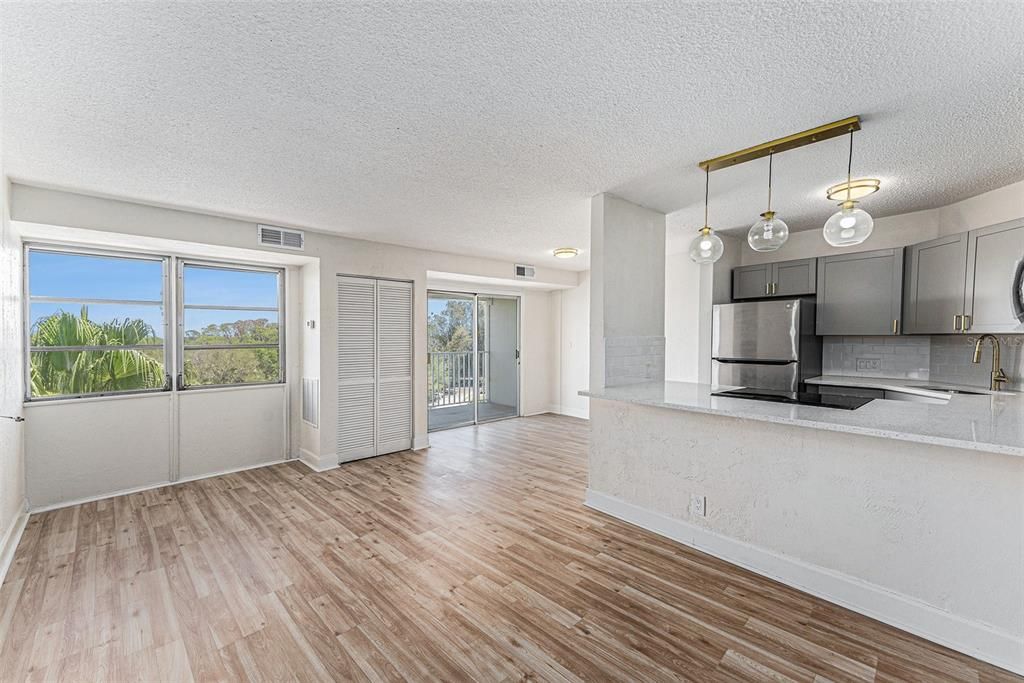 For Sale: $100,000 (1 beds, 1 baths, 708 Square Feet)