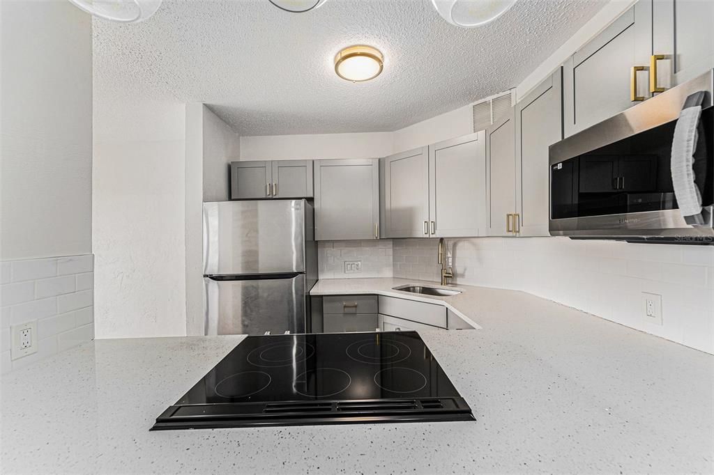 For Sale: $100,000 (1 beds, 1 baths, 708 Square Feet)