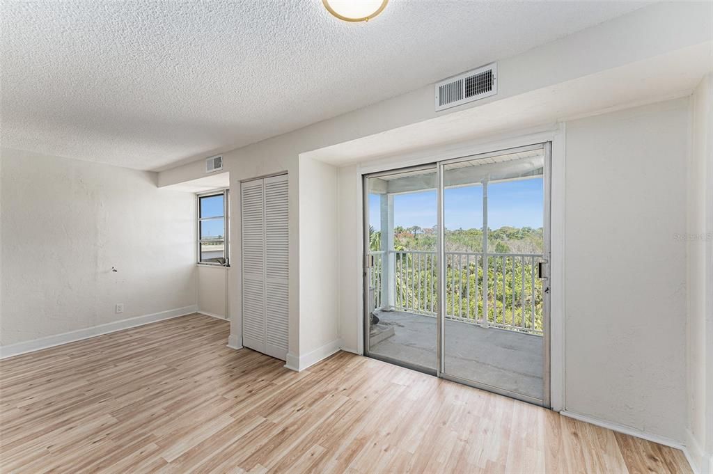 For Sale: $100,000 (1 beds, 1 baths, 708 Square Feet)