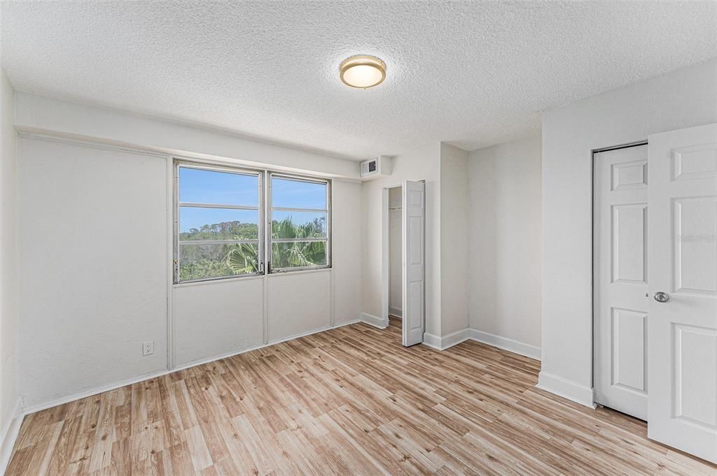 For Sale: $100,000 (1 beds, 1 baths, 708 Square Feet)