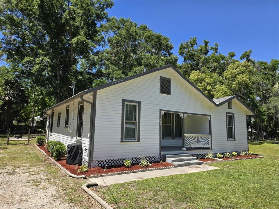 合同活跃: $214,900 (3 贝兹, 1 浴室, 1105 平方英尺)