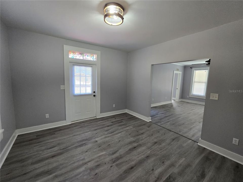 合同活跃: $214,900 (3 贝兹, 1 浴室, 1105 平方英尺)