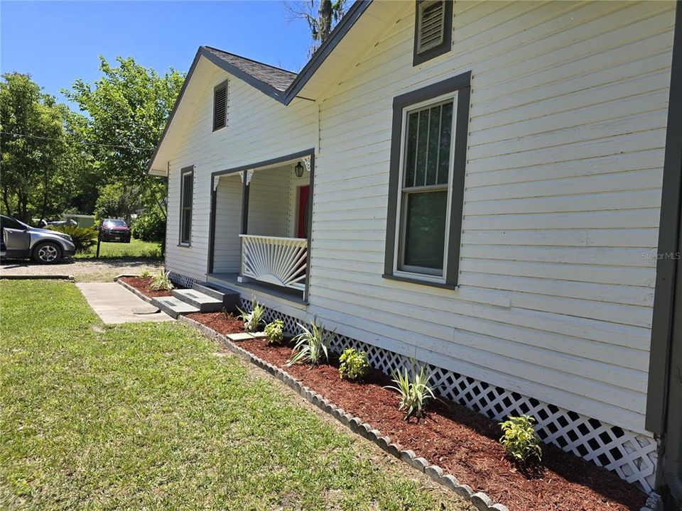 合同活跃: $214,900 (3 贝兹, 1 浴室, 1105 平方英尺)