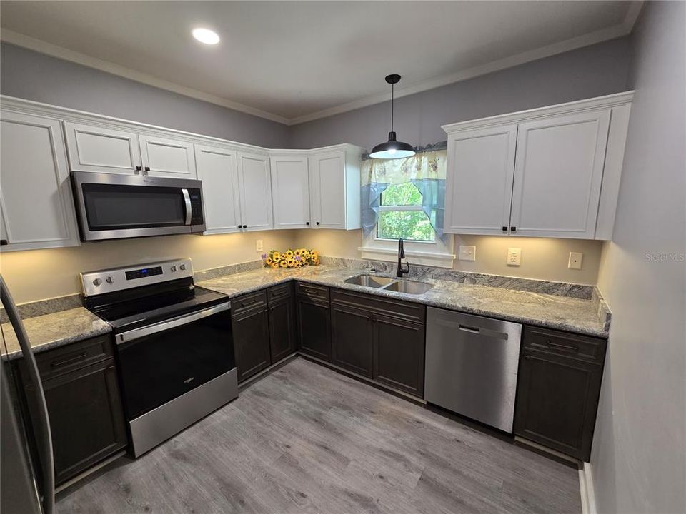 合同活跃: $214,900 (3 贝兹, 1 浴室, 1105 平方英尺)