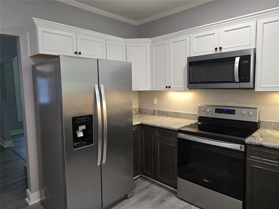 合同活跃: $214,900 (3 贝兹, 1 浴室, 1105 平方英尺)