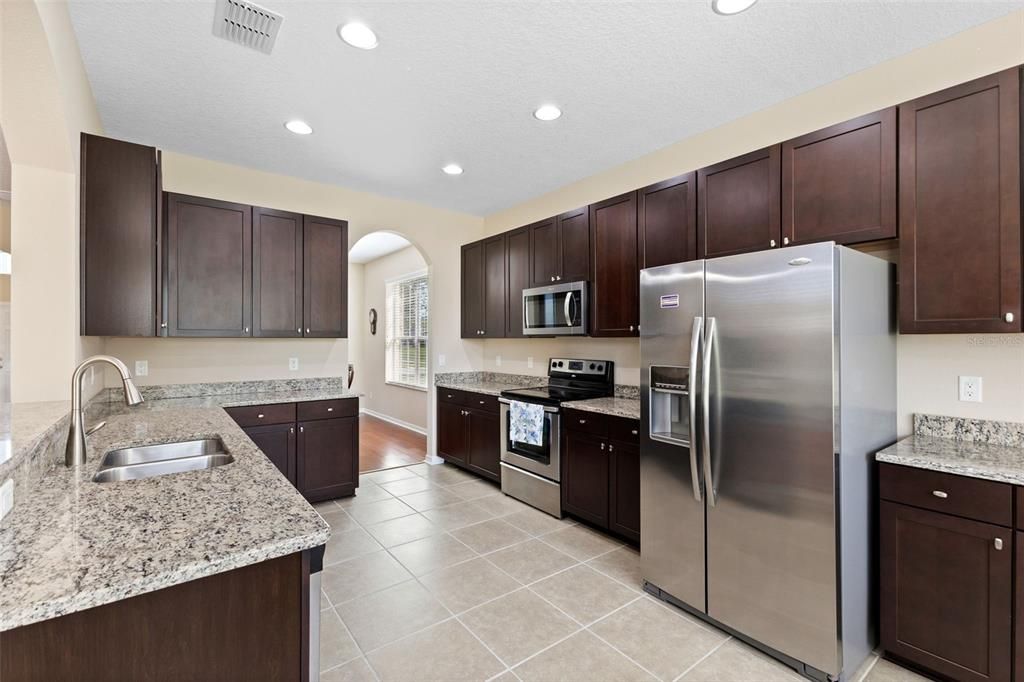 合同活跃: $605,000 (5 贝兹, 3 浴室, 3614 平方英尺)