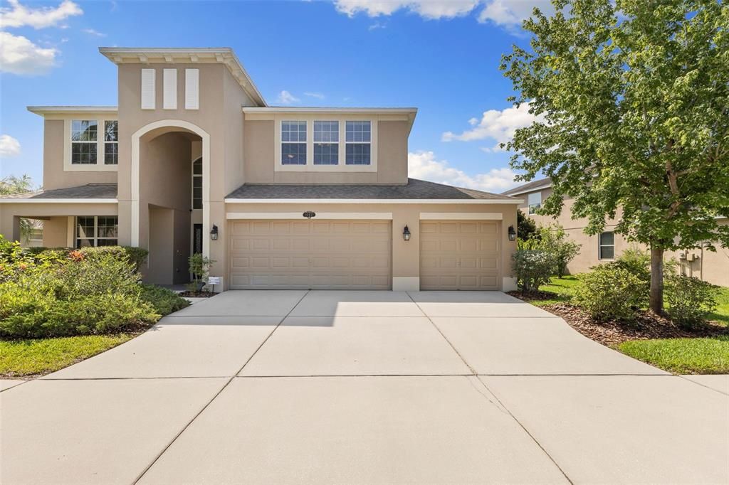 合同活跃: $605,000 (5 贝兹, 3 浴室, 3614 平方英尺)