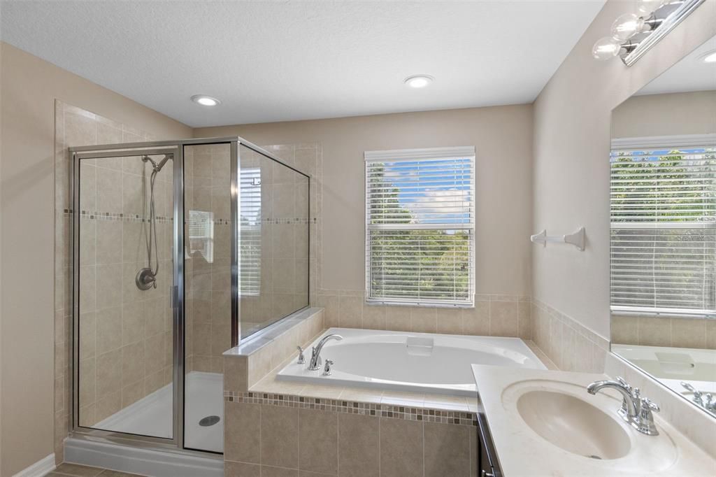 合同活跃: $605,000 (5 贝兹, 3 浴室, 3614 平方英尺)