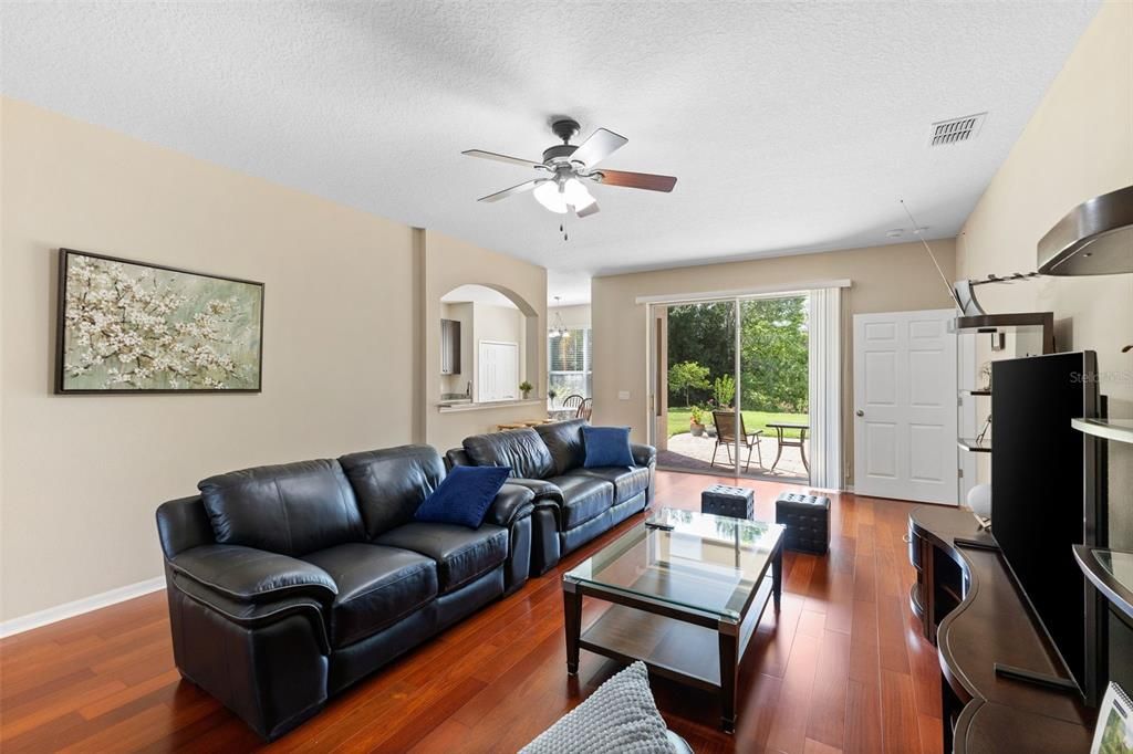 合同活跃: $605,000 (5 贝兹, 3 浴室, 3614 平方英尺)