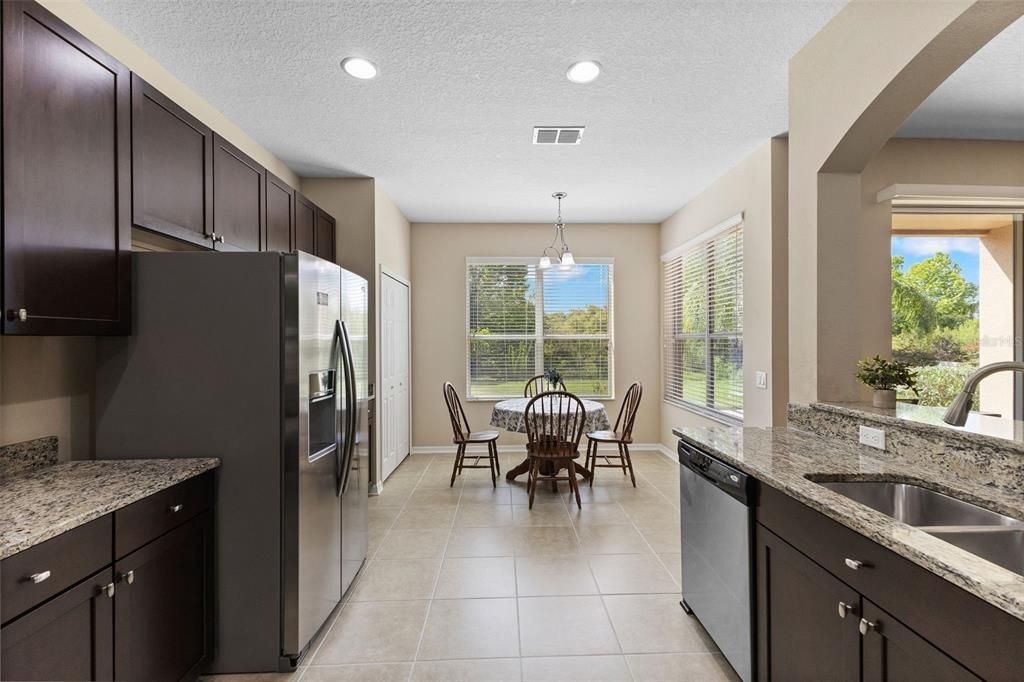 合同活跃: $605,000 (5 贝兹, 3 浴室, 3614 平方英尺)