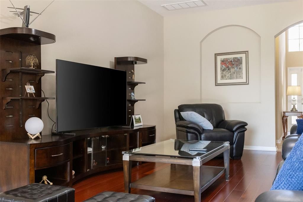 合同活跃: $605,000 (5 贝兹, 3 浴室, 3614 平方英尺)