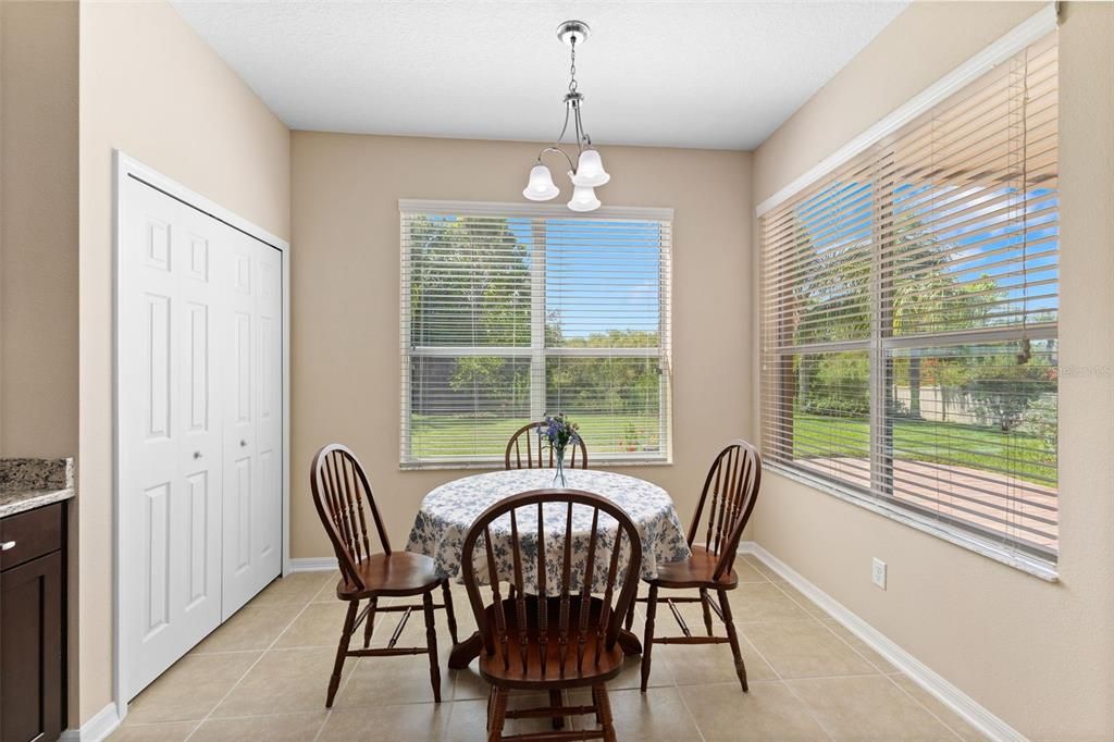 合同活跃: $605,000 (5 贝兹, 3 浴室, 3614 平方英尺)