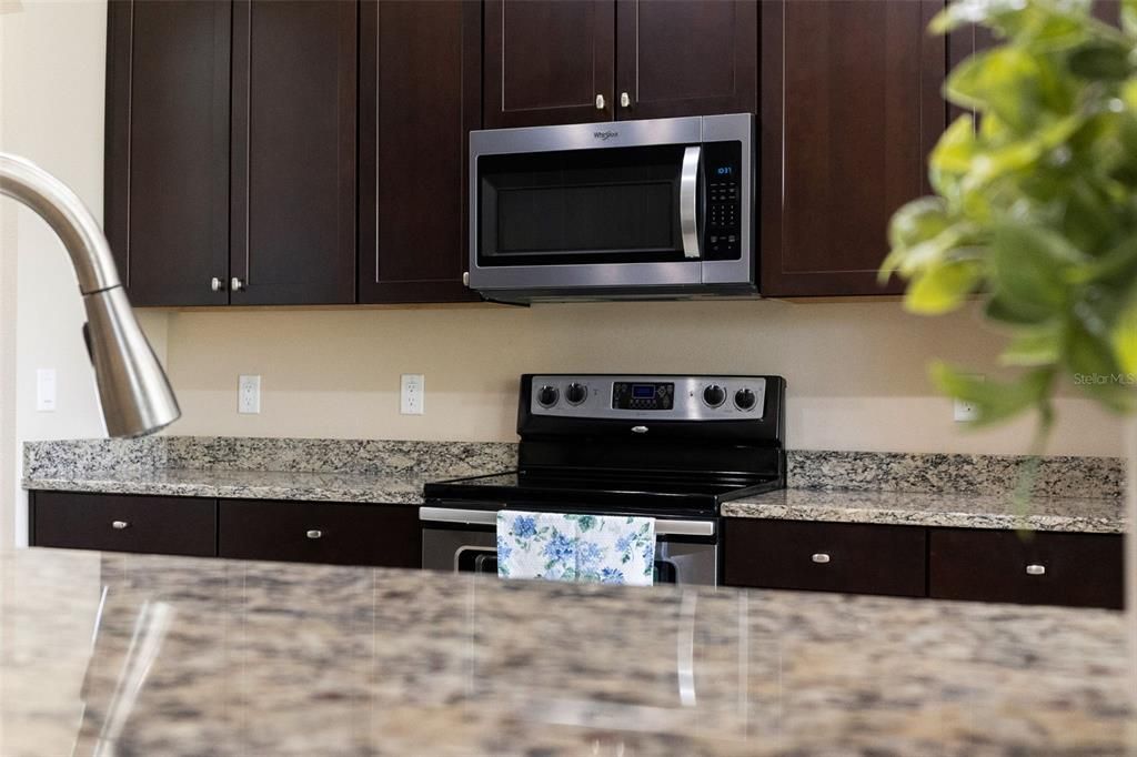 合同活跃: $605,000 (5 贝兹, 3 浴室, 3614 平方英尺)