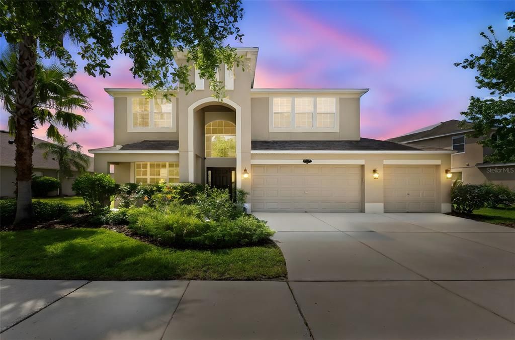 合同活跃: $605,000 (5 贝兹, 3 浴室, 3614 平方英尺)