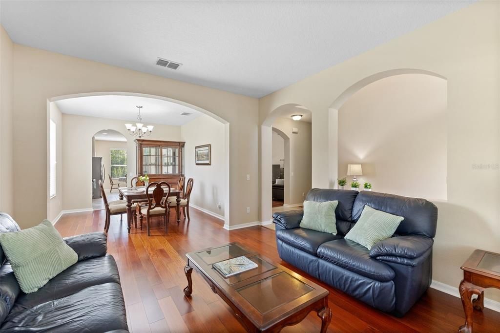 合同活跃: $605,000 (5 贝兹, 3 浴室, 3614 平方英尺)