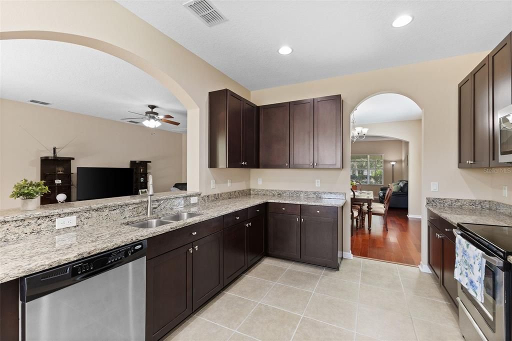 合同活跃: $605,000 (5 贝兹, 3 浴室, 3614 平方英尺)