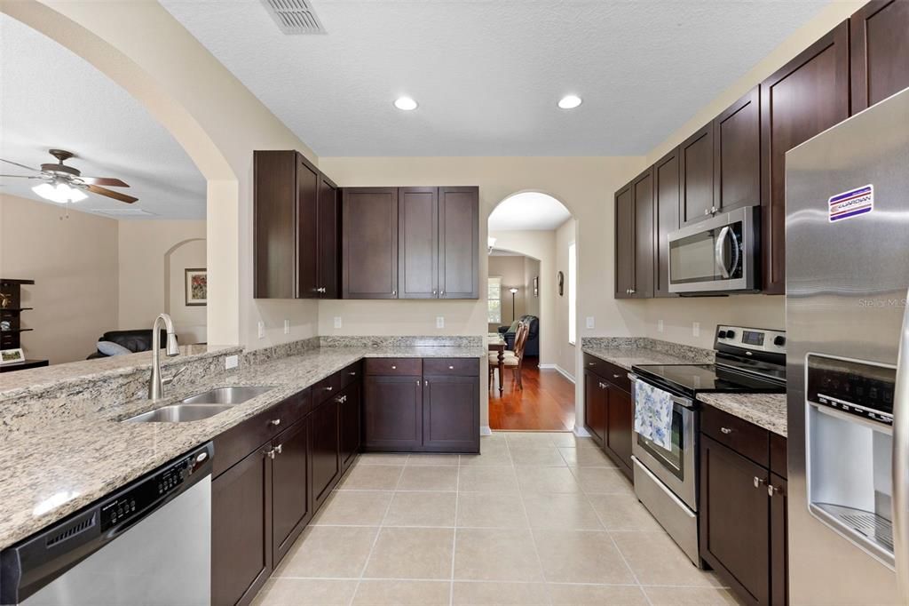 合同活跃: $605,000 (5 贝兹, 3 浴室, 3614 平方英尺)