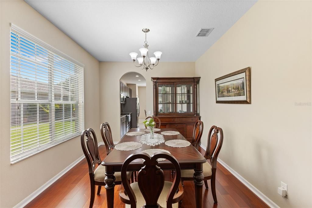 合同活跃: $605,000 (5 贝兹, 3 浴室, 3614 平方英尺)