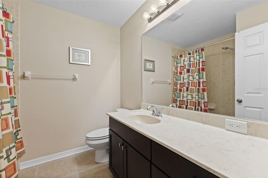 合同活跃: $605,000 (5 贝兹, 3 浴室, 3614 平方英尺)