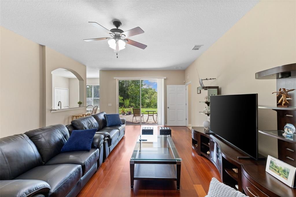 合同活跃: $605,000 (5 贝兹, 3 浴室, 3614 平方英尺)