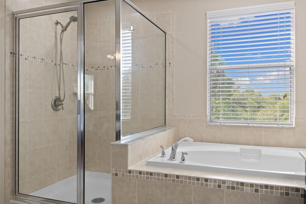 合同活跃: $605,000 (5 贝兹, 3 浴室, 3614 平方英尺)