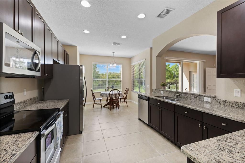 合同活跃: $605,000 (5 贝兹, 3 浴室, 3614 平方英尺)