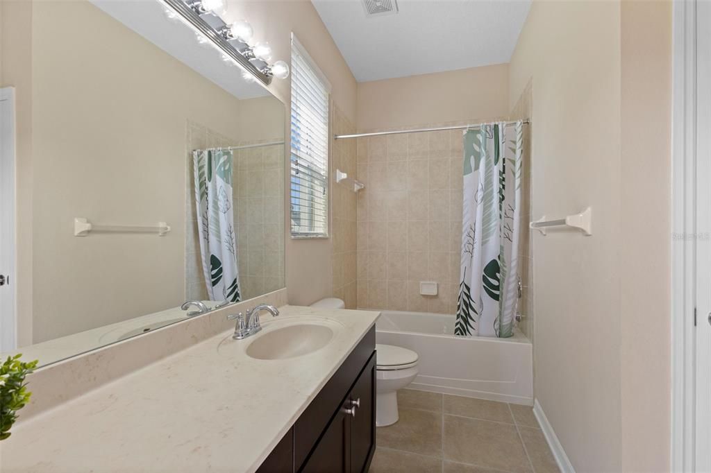 合同活跃: $605,000 (5 贝兹, 3 浴室, 3614 平方英尺)